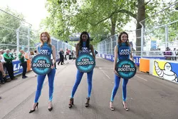FanBoost, ragazze ai box
