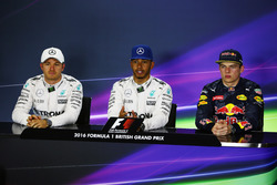 I primi tre delle qualifiche nella conferenza stampa FIA (da sx a dx): Max Verstappen Red Bull Racin