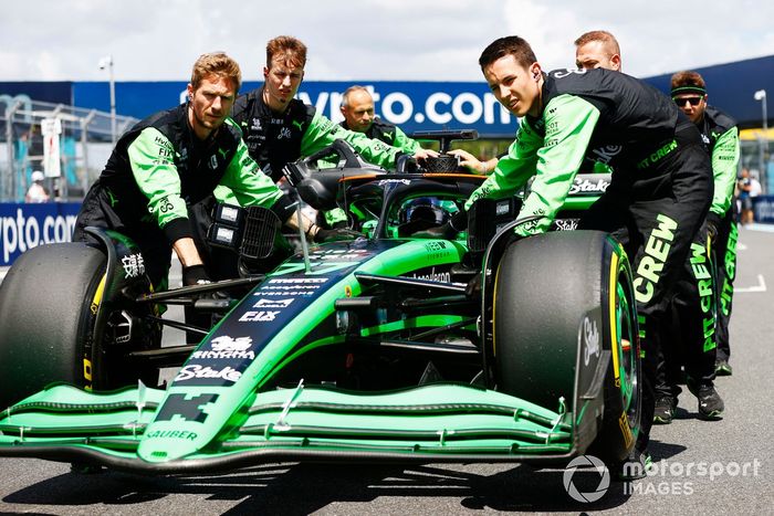 Los mecánicos del Stake F1 Team Kick Sauber empujan el coche de Valtteri Bottas, Stake F1 Team Kick Sauber C44 a su puesto en parrilla