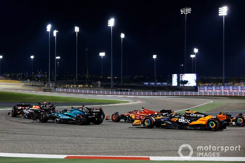 Max Verstappen, Red Bull Racing RB20, Charles Leclerc, Ferrari SF-24, Sergio Perez, Red Bull Racing RB20, George Russell, Mercedes F1 W15, Fernando Alonso, Aston Martin AMR24, il resto dello schieramento nel giro iniziale