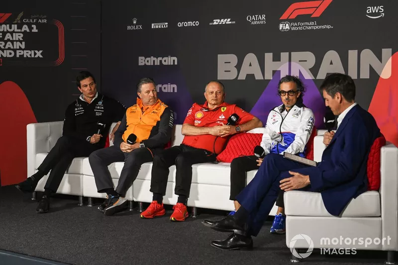 (de gauche à droite) Toto Wolff, Team Principal et CEO, Mercedes-AMG, Zak Brown, CEO, McLaren Racing, Frederic Vasseur, Team Principal et General Manager, Scuderia Ferrari, Laurent Mekies, Team Principal, RB F1 Team 