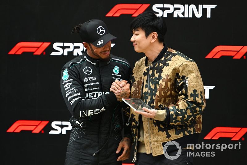 Lewis Hamilton, Mercedes-AMG F1 Team, secondo classificato, riceve il trofeo della gara Sprint