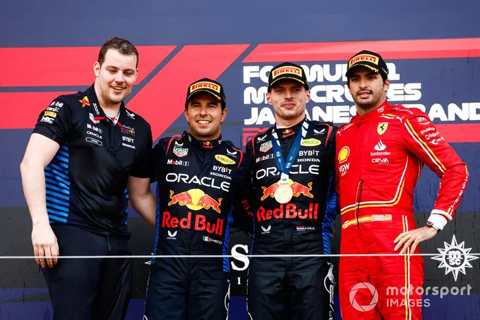 Sergio Perez, Red Bull Racing, 2e position, Max Verstappen, Red Bull Racing, 1re position, Carlos Sainz, Scuderia Ferrari, 3e position, sur le podium.