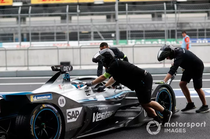 I meccanici spingono Nyck De Vries, Mercedes Benz EQ, EQ Silver Arrow 01 dentro al garage