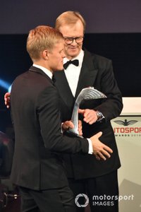 Ari Vatanen en el escenario para entregar el premio al mejor piloto de rally del año a Ott Tanak