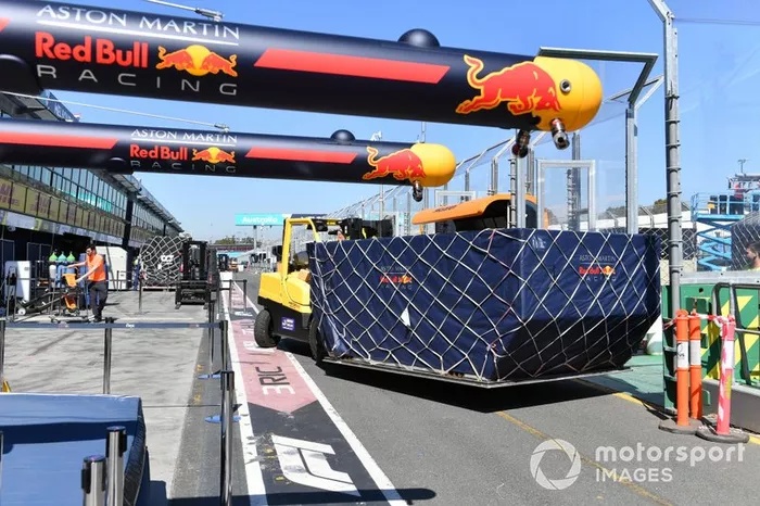 Llegada del transporte de Red Bull