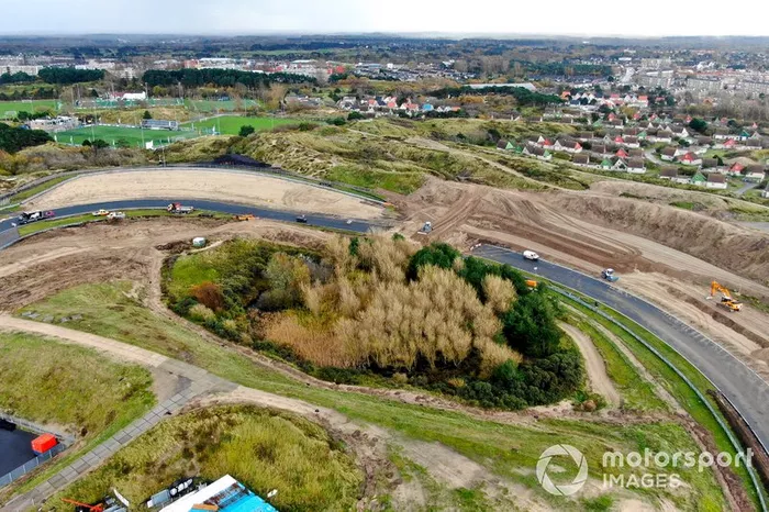 Trabajos de construcción en el autódromo de Zandvoort para el Gran Premio de Holanda