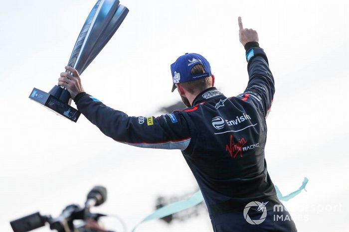 Ganador de la carrera Sam Bird, Virgin Racing celebra en el podio 
