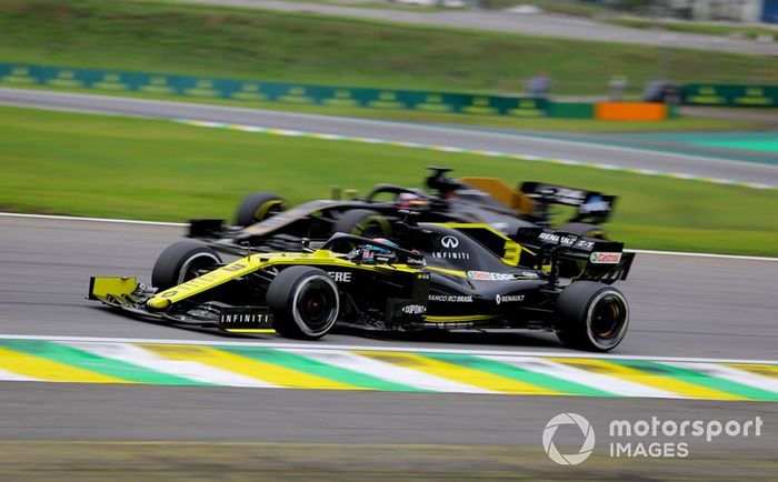 Daniel Ricciardo, Renault F1 Team R.S.19, Romain Grosjean, Haas F1 Team VF-19