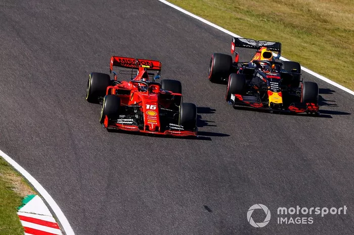 Charles Leclerc, Ferrari SF90, y Max Verstappen, Red Bull Racing RB15