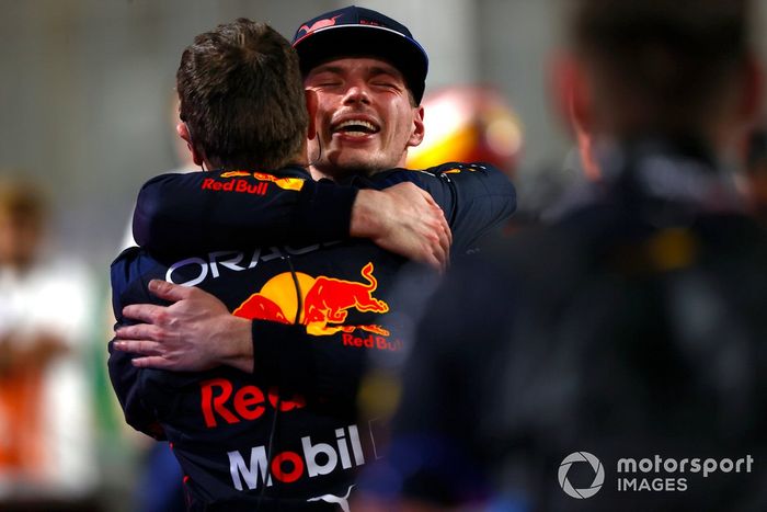 Max Verstappen, Red Bull Racing, 1ª posición, celebra con su equipo en el Parc Ferme
