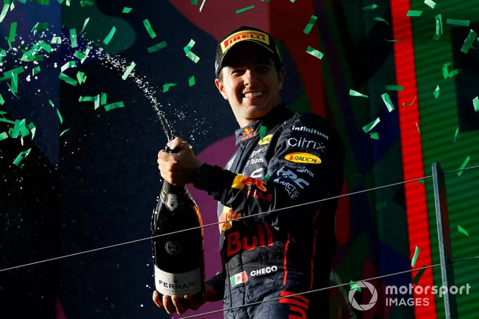Podio: segundo lugar Sergio Pérez, Red Bull Racing