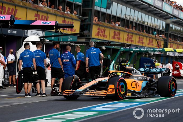 Lando Norris, McLaren MCL36, en el pit lane