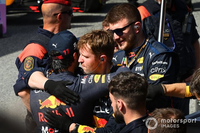 Sergio Pérez, Red Bull Racing, celebra con su equipo en el Parc Ferme por su segundo lugar