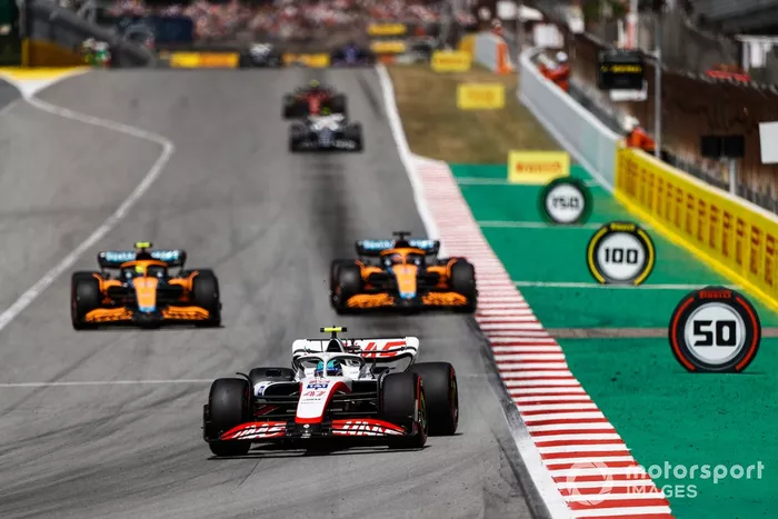 Mick Schumacher, Haas VF-22, Lando Norris, McLaren MCL36, Daniel Ricciardo 