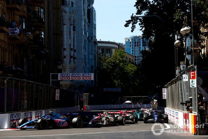 Esteban Ocon, Alpine A522, Zhou Guanyu, Alfa Romeo C42, Valtteri Bottas, Alfa Romeo C42, Alex Albon, Williams FW44, el resto en la salida