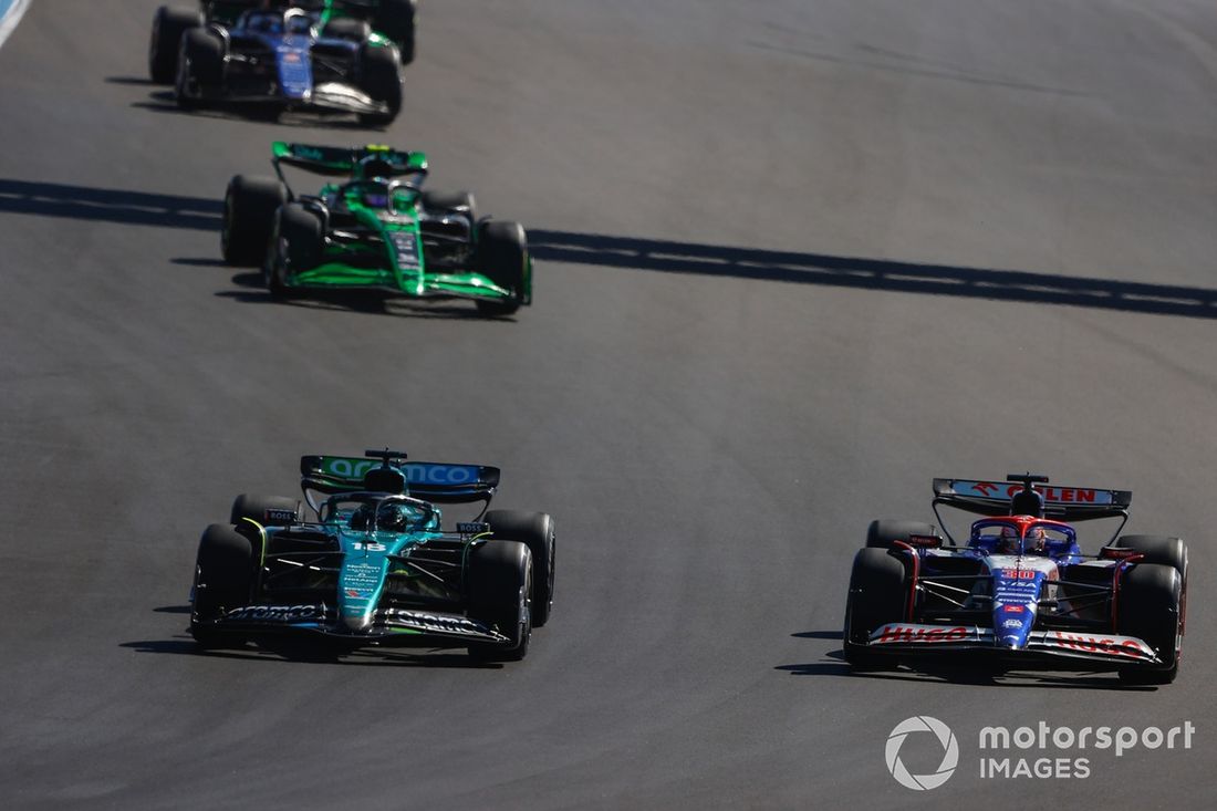 Lance Stroll, Aston Martin AMR24, lucha con Liam Lawson, RB F1 Team VCARB 01