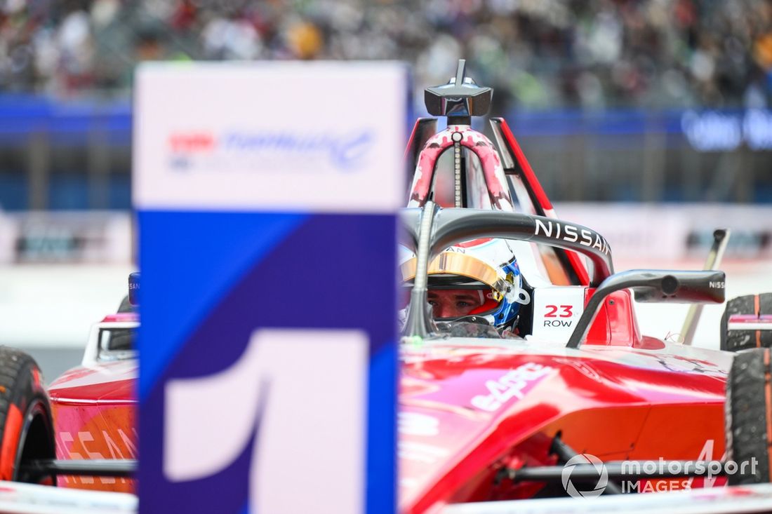 Oliver Rowland , del equipo Nissan de Fórmula E, sentado en su coche en el parc ferme