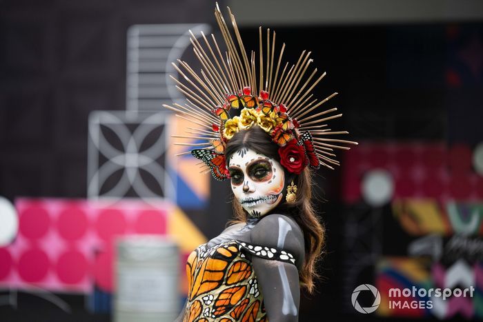 Una mujer maquillada de Calaveras en el Paddock 