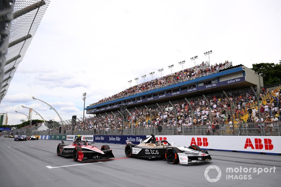 Mitch Evans Jaguar TCS Racing Jaguar I-TYPE 7 Nyck de Vries de los Países BajosMahindra Racing Mahindra M11Electro 