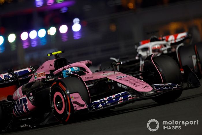 Pierre Gasly, Alpine A524, Kevin Magnussen, Haas VF-24