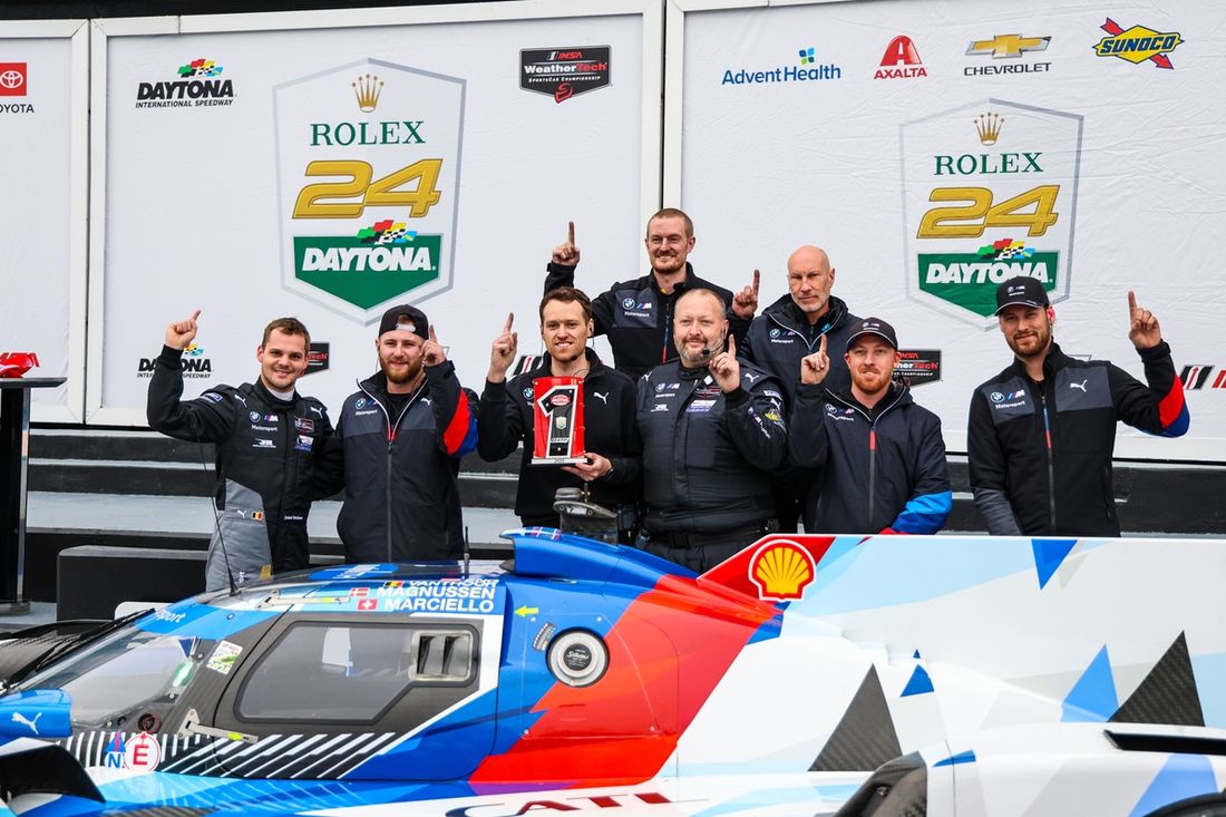 Pole sitter #24 BMW M Team RLL BMW M Hybrid V8: Dries Vanthoor con el equipo