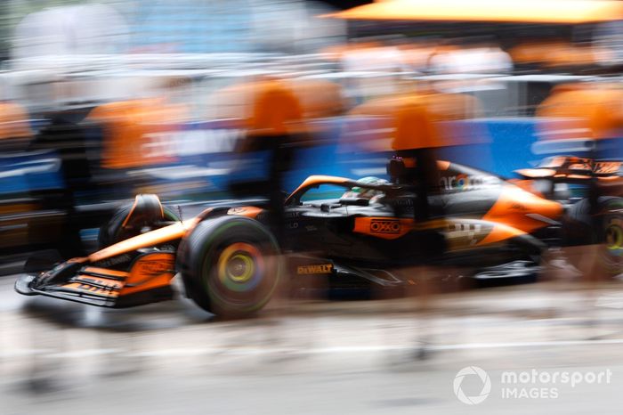 Oscar Piastri, McLaren MCL38, en boxes 