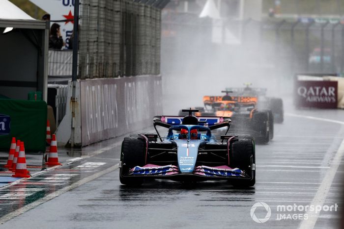 Esteban Ocon, Alpine A523, Oscar Piastri, McLaren MCL60