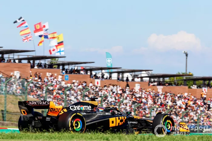 マクラーレンは、F1シンガポールGP、F1日本GPで”ステルスモード”な特別カラーリングを実施した。