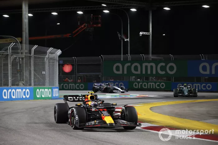 Sergio Pérez, Red Bull Racing RB19, Fernando Alonso, Aston Martin AMR23, Esteban Ocon, Alpine A523