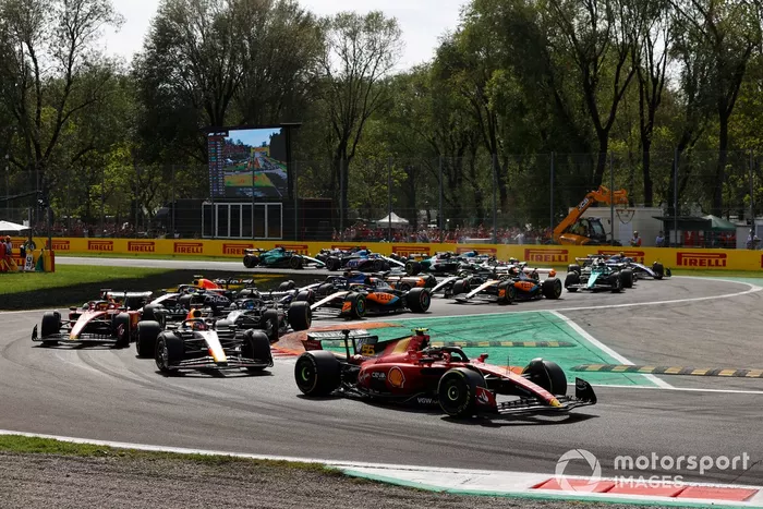 Carlos Sainz, Ferrari SF-23, Max Verstappen, Red Bull Racing RB19, Charles Leclerc, Ferrari SF-23, George Russell, Mercedes F1 W14, el resto de la parrilla en la salida.