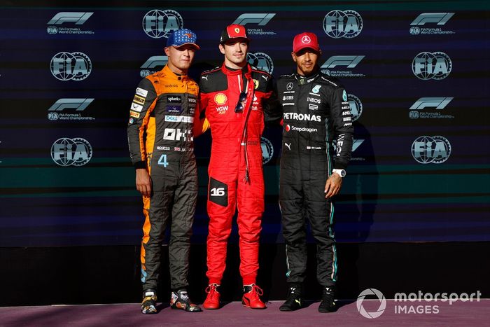 Los tres primeros clasificados Lando Norris, McLaren, Ganador de la pole Charles Leclerc, Scuderia Ferrari, Lewis Hamilton, Mercedes-AMG