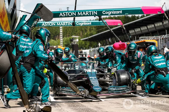 Lance Stroll, Aston Martin AMR21, pit stop