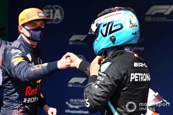 Pole man Valtteri Bottas, Mercedes, festeggia al Parc Ferme con Max Verstappen, Red Bull Racing