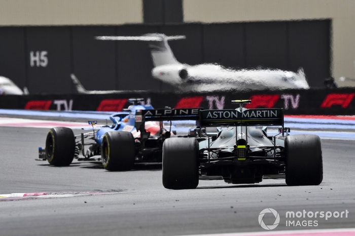 Fernando Alonso, Alpine A521, Sebastian Vettel, Aston Martin AMR21