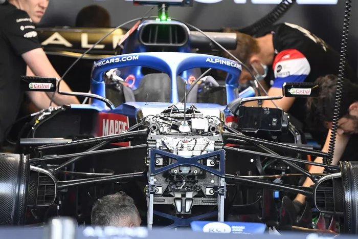 Detalle de la suspensión delantera del Alpine A521