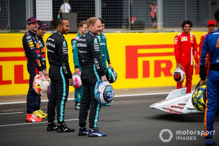 Max Verstappen, Red Bull Racing, Sergio Perez, Red Bull Racing, Lewis Hamilton, Mercedes, Sebastian Vettel, Aston Martin, Valtteri Bottas, Mercedes, Lance Stroll, Aston Martin, Carlos Sainz Jr., Ferrari, Charles Leclerc, Ferrari y Lando Norris, McLaren en el evento de lanzamiento del coche de Fórmula 1 de 2022 en la parrilla de Silverstone