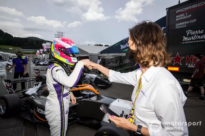 Alice Powell y Catherine Bond Muir, directora general de la serie W, en el parc ferme