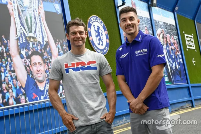Maverick Viñales (Yamaha) y Cal Crutchlow (LCR Honda) visitan Stamford Bridge con el portero del Chelsea, Kepa