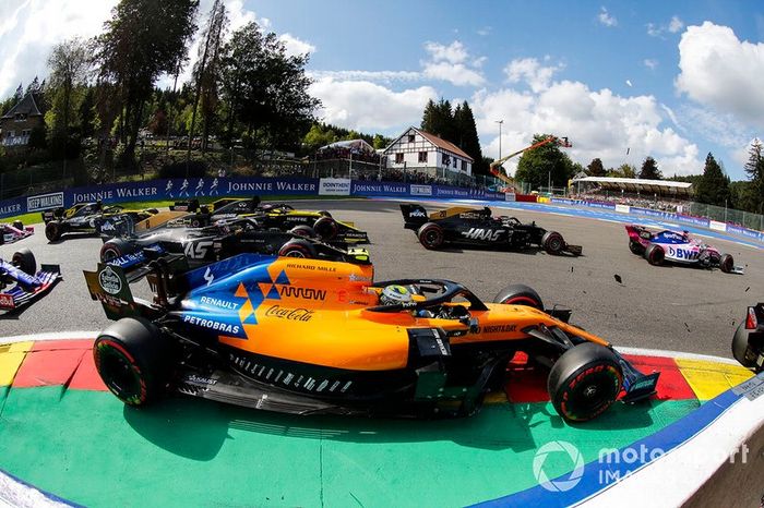 Kevin Magnussen, Haas F1 Team VF-19, batallas con Lando Norris, McLaren MCL34, Romain Grosjean, Haas F1 Team VF-19, Daniel Ricciardo, Renault F1 Team R.S.19, y Nico Hulkenberg, Renault F1 Team R.S. 19, en la salida