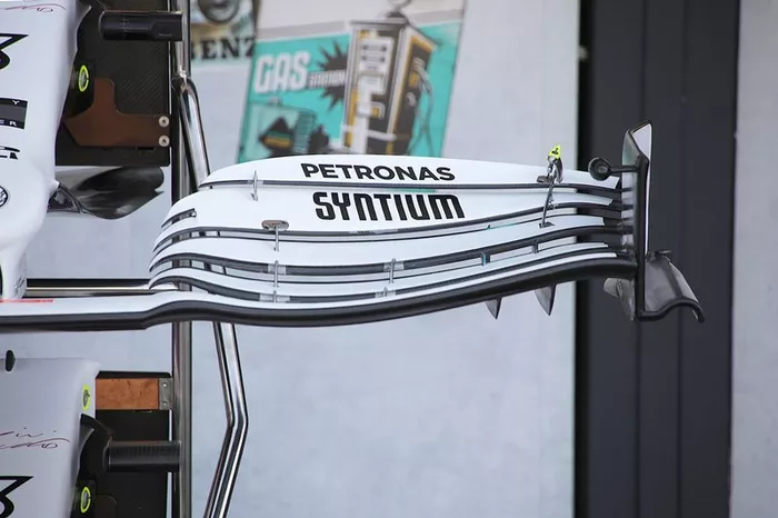 Detalle del alerón delantero del Mercedes AMG F1 W10