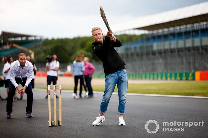 Kevin Magnussen, Haas F1, jugando a cricket 