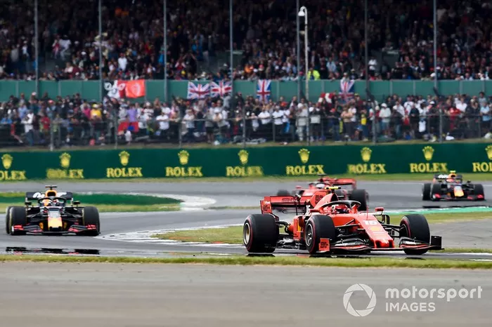 Charles Leclerc, Ferrari SF90, lidera Max Verstappen, Red Bull Racing RB15