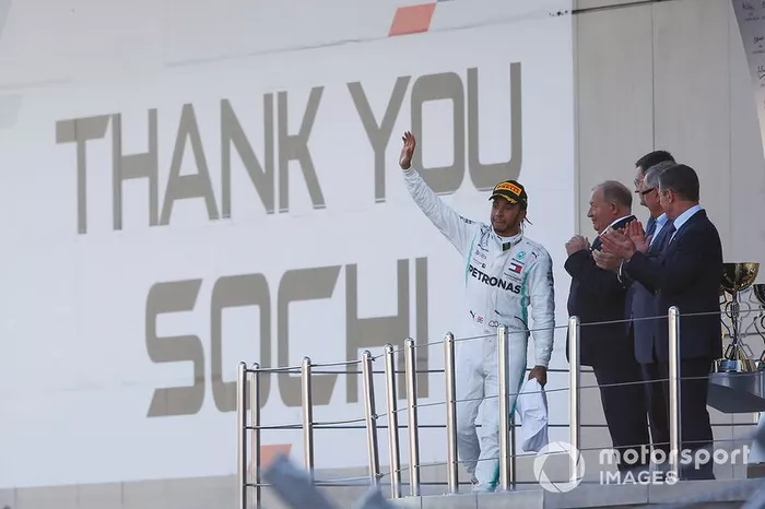 Podio: ganador de la carrera Lewis Hamilton, Mercedes AMG F1 W10