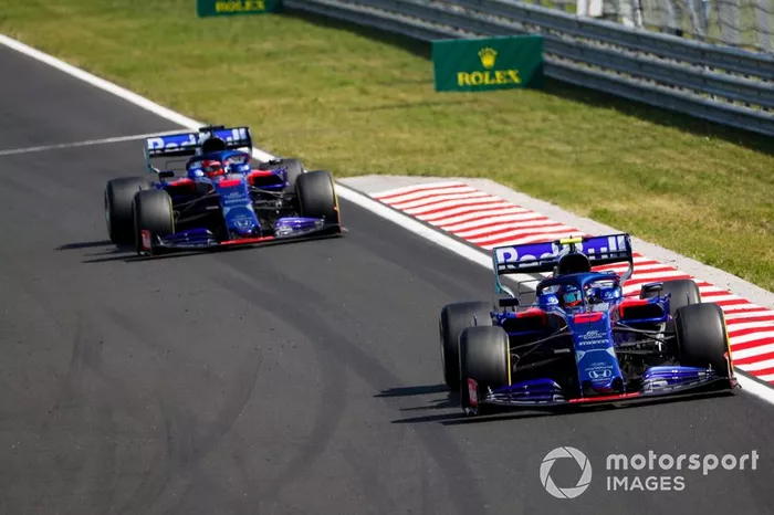Alexander Albon, Toro Rosso STR14, lidera Daniil Kvyat, Toro Rosso STR14