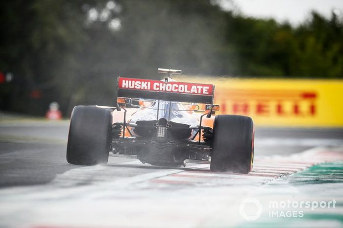 Carlos Sainz Jr, McLaren MCL34, levanta polvo de cemento