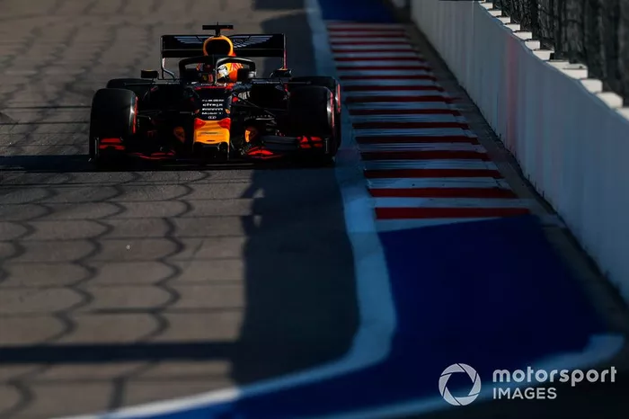 4º: Max Verstappen, Red Bull Racing RB15: +14.210	