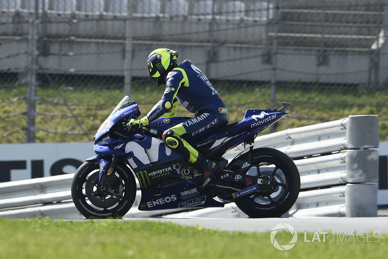 Valentino Rossi, Yamaha Factory Racing, broken down and heading the wrong way down pit lane