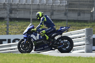 Valentino Rossi, Yamaha Factory Racing, en sens inverse dans la voie des stands après un problème mécanique