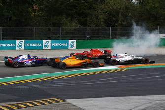 Sebastian Vettel, Ferrari SF71H trompea después del contacto con Lewis Hamilton, Mercedes AMG F1 W09 mientras pasa Max Verstappen, Red Bull Racing RB14
